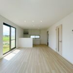 ECF-20260620-65402841_sala_de_estar_com_cozinha_integrada_2-1.jpg