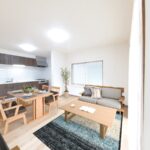 ECF-20260621-67845534_sala_de_estar_e_jantar_integrada_com_cozinha-1.jpg